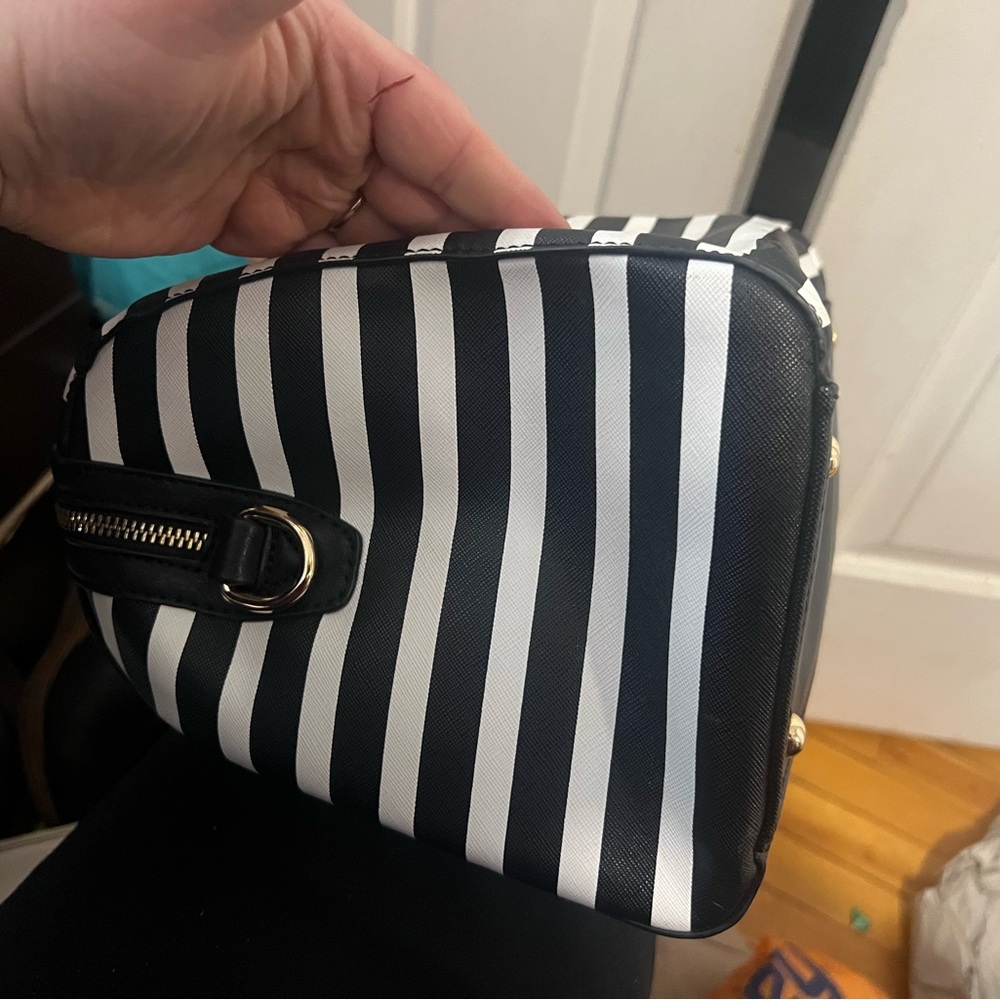 Black and White Striped Handbag - Picture 6 of 8